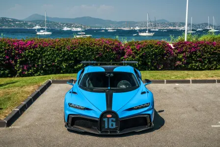 Bugatti invite ses clients à découvrir les hypersportives Chiron Pur Sport et Chiron Sport en mode dynamique.