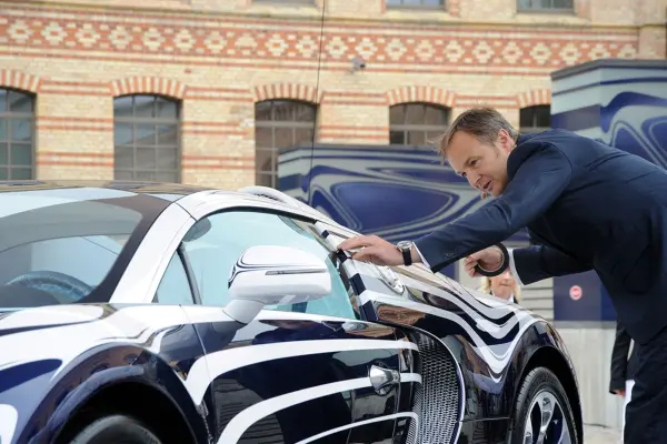 La Veyron 16.4 Grand Sport L'Or Blanc présente des reflets de porcelaine dans le cadre d'un design qui imitait ceux de la lumière sur la carrosserie.  
KPM (manufacture royale de porcelaine de Berlin) - Projet de coopération ponctuel.