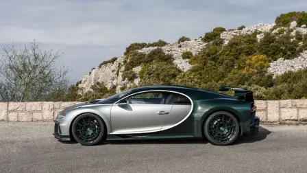 Der in einem auffälligen Silber und Grün lackierte Chiron Pur Sport begab sich auf die Bergrennstrecke von La Turbie, um in den jahrhundertealten Reifenspuren des Type 13 zu fahren.