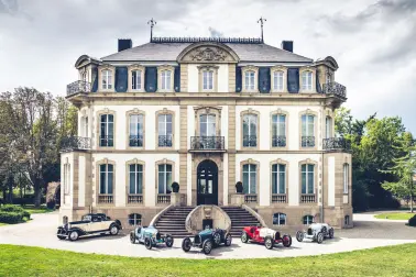 Die erste Reise der Autos in ihrem neuen Besitz führte sie zum Château Saint Jean in Molsheim, der Heimat von Bugatti Automobiles.