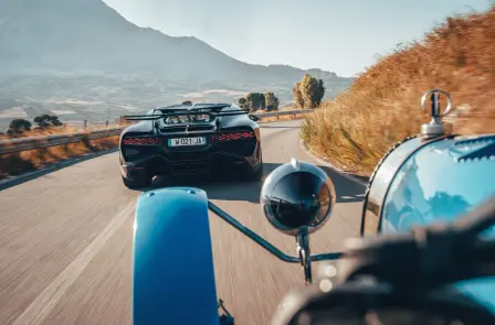 Un regard sur la prochaine génération : la nouvelle Bugatti Divo suivie par son prédécesseur historique, la Bugatti Type 35.