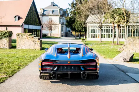 Cet exemplaire personnalisé, dotée d'une peinture « Vagues de Lumière » sur mesure, est le fruit d'une étroite collaboration entre son nouveau propriétaire et l'équipe Sur Mesure de Bugatti, et l'une des premières Chiron Super Sport livrées.