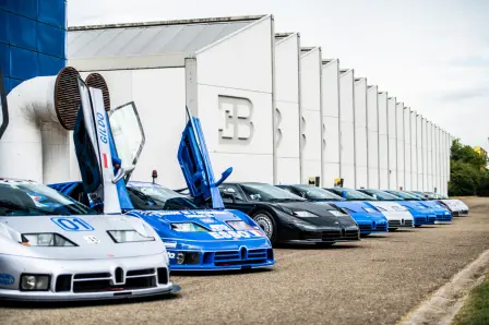 Insgesamt zwölf EB110 versammelten sich in der Fabbrica Blu" in Campogalliano, als Pilgerfahrt zum Geburtsort des legendären Bugatti EB110.	"