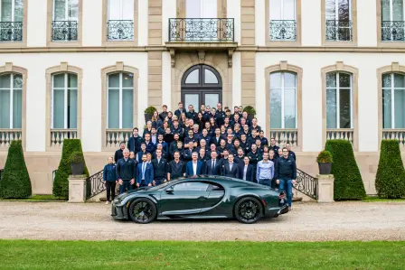 Das Bugatti-Team rund um den 400. Chiron im Château Saint Jean in Molsheim.