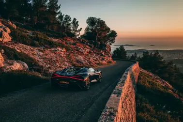 Der Bugatti W16 unterwegs auf den Straßen der Côte d'Azur, um eins mit den Elementen zu werden.