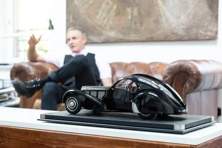 Sources d’inspiration dans le bureau à domicile : Un modèle d’une originale T 57 SC « La Voiture Noire » orne l’appartement berlinois d’Achim Anscheidt.