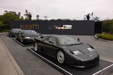 Une EB110, une Veyron et une Chiron devant Le Domaine Bugatti.