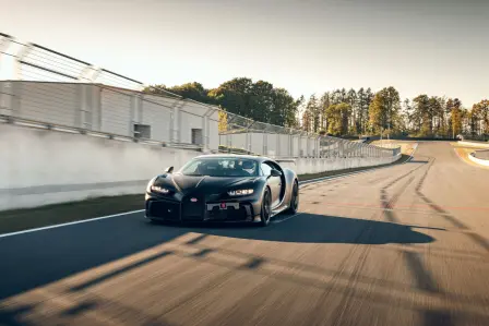 La Chiron Pur Sport sur la piste d'essai pour des séances de mise au point.