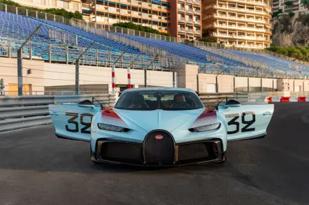 Le chiffre 32 - peint entièrement à la main en caractères gras - rend hommage aux victorieuses voitures de course de Louis Chiron.