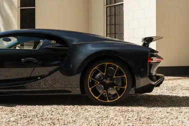Inspirées par le style Art déco, les lignes de la L’Ébé sont rehaussées d'or et font briller la carrosserie en carbone bleu.
