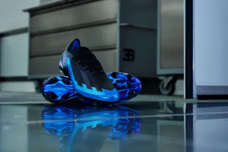 Bugatti et adidas cr ent une paire de chaussures de football en