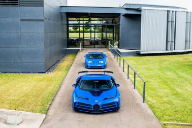La Centodieci est inspirée du design de la légendaire EB110, la supersportive lancée en 1991, date du 110ème anniversaire d’Ettore Bugatti.
