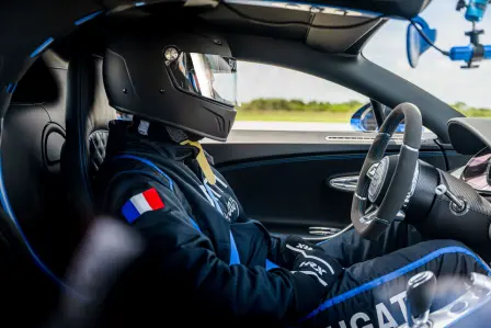 Le conducteur, pilote du jour, doit apprendre à s’adapter en un temps record à une vitesse à laquelle il n’a jamais été confronté auparavant.