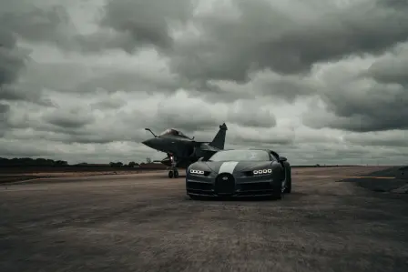 Das ultimative Aufeinandertreffen zwischen dem Chiron Sport ‘Les Légendes du Ciel’ und dem Dassault Rafale Marine.