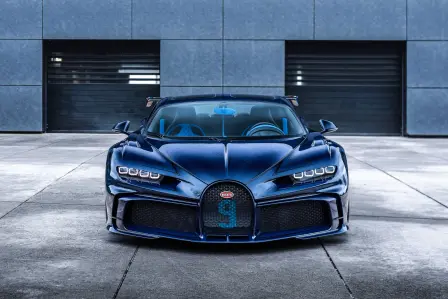 Avec la carrosserie bleu carbone, cernée de rayures de teinte nocturne est une Chiron Pur Sport qui sort également de l'Atelier.