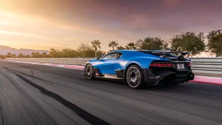 En action: la Bugatti Divo en French Racing Blue Matt.