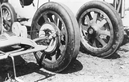 The Type 35's ingenious braking system – particularly well-balanced drum brakes – was one of its major assets, enabling it to outperform its rivals at Grand Prix events.