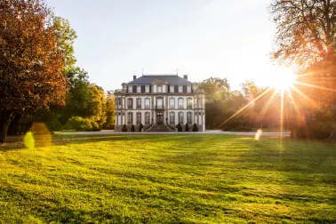 Vor mehr als 110 Jahren hat Ettore Bugatti im Elsass einen Wald angelegt, in dem heute eine Herde Damhirsche in einem vier Hektar großen Waldgebiet direkt am Château lebt.