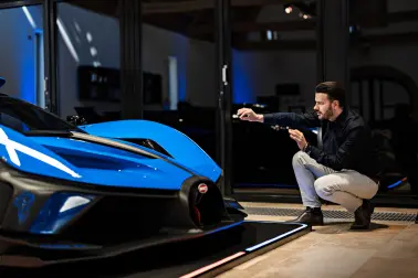 Jascha Straub, Sales and Design Executive bei Bugatti, unterstützt Kunden bei der Gestaltung ihrer Hypersportwagen und der Verwirklichung ihrer individuellen Vorstellungen.
