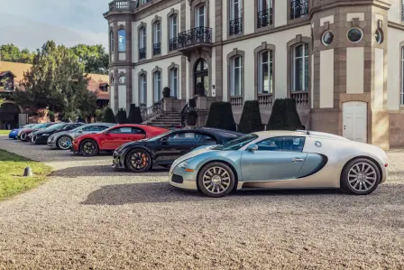Six clients Bugatti ont participé au Festival Bugatti avec leurs véhicules : deux Veyron, une Veyron Grand Sport, une Chiron Sport et une EB110.