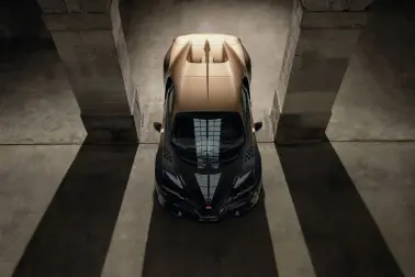 La Chiron Super Sport « Golden Era » affiche une couleur spéciale appelée « Doré » qui se fond subtilement dans une version métallique du noir « Nocturne Black ».