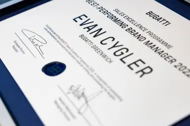 Evan Cygler, Bugatti Greenwich, wurde beim Sales Excellence Programme 2022 als „Best Performing Brand Manager“ ausgezeichnet.