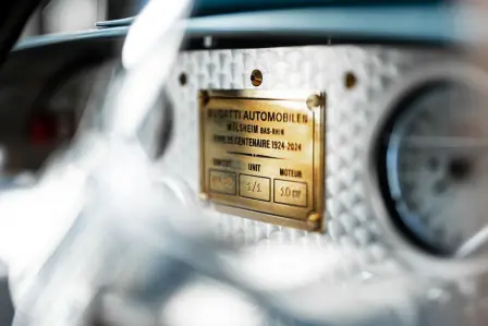 Each model has its own nameplate, on which are inscribed the unique chassis number of each of the original Type 35 cars, the engine power and the inscription ‘1 of 1’.