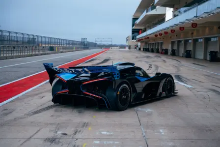 Der Bolide des Kunden ist in dem ikonischen französischen Racing Blue gehalten und mit markanten Nocturne-Akzenten versehen, darunter Nocturne Black Carbon im unteren Teil des Wagens – er ist ein Zeugnis der Renngeschichte von Bugatti.