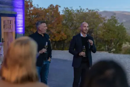 Sascha Doering, COO von Bugatti of the Americas, begrüßt die Gäste zum Dinner.