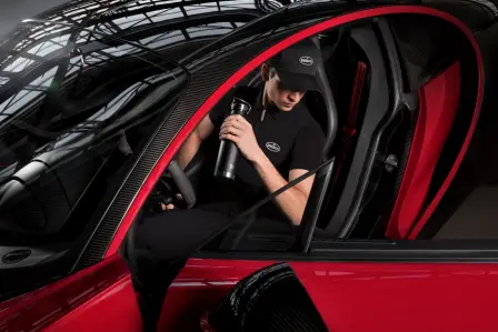 Die neue Bugatti Lifestyle Kollektion: Bugatti Reflective Polo schwarz, Bugatti Macaron Cap schwarz, Bugatti Macaron Wasserflasche schwarz