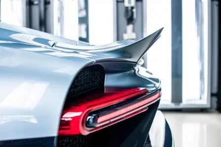 The fixed rear wing of the Chiron Profilée enhances aerodynamics.
