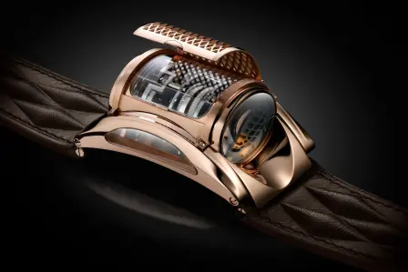 Véritable montre pensée pour les pilotes, la Parmigiani Fleurier a remporté la prestigieuse distinction de « Montre de l’Année » en 2006.