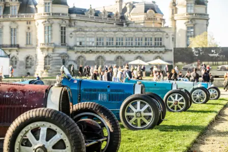 Le centenaire de la Bugatti Type 35 fut célébré par la présence de magnifiques exemplaires dans les jardins du Château de Chantilly.
