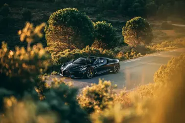 In der Provence treffen der Bugatti W16 Mistral und der Mistral aufeinander, um eins zu werden.
