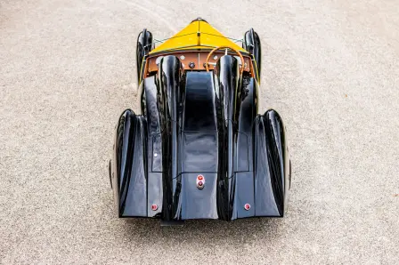 Les lignes profilées et allongées des ailes de la Type 57 Roadster Grand Raid Usine, conçue pour la course.