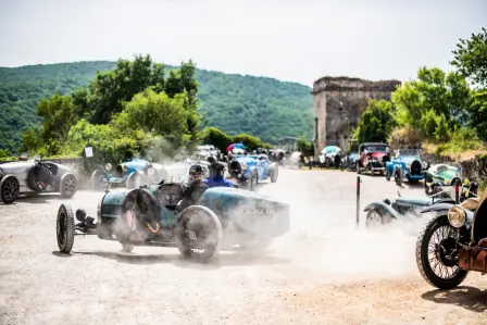 Beim vom Club Bugatti France organisierten Internationalen-Bugatti-Meeting, vom 12. bis 19. Juni, kamen 108 seltene Bugatti-Fahrzeuge aus der Vorkriegszeit zusammen. 