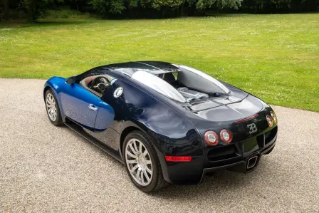 Das Veyron 16.4 Coupé wechselte von seiner ursprünglichen Spezifikation in zweifarbigem Grau zu einer blauen Duotone-Variante.