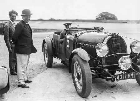 Jean et Ettore Bugatti à côté du véhicule qui leur donnera leurs premiers émois au Circuit de la Sarthe, la Type 50S.