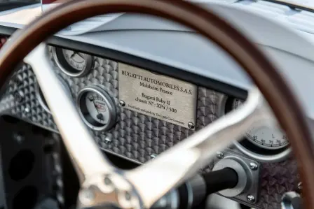 Jeder Bugatti Baby II ist mit einer individuellen Chassis-Plakette ausgestattet, die das Design des Veyron widerspiegelt.