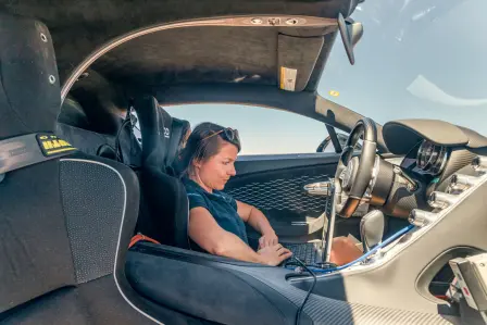 En raison du régime moteur augmenté des voitures hyper sportives Bugatti pendant les trajets d’essai, Julia Lemke porte attention au fonctionnement parfait du compresseur de climatisation en tant que composant du moteur.