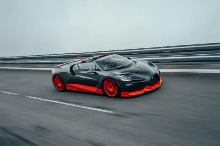 La Bugatti W16 Mistral établit un nouveau record du monde de vitesse pour une voiture sans toit à 453,91 km/h.
