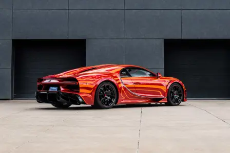 La Chiron Super Sport « L’aura » arbore une combinaison alliant un rouge vif, « Rosso Efesto », à un orange intense, « Arancia Mira ».