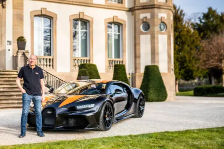 Andy Wallace aux côtés de la Chiron Super Sport 300+, une version hommage au record de vitesse mondiale qu’il a établi en 2019 en dépassant pour la première fois la barre des 300mph avec un véhicule de série et atteignant 304,773 mph (490hm/h). 