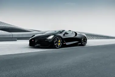 In Schardscha fuhr der Bugatti W16 Mistral zum wunderschönen Hauptsitz der BEEAH Group, der von Zaha Hadid Architects entworfen wurde.