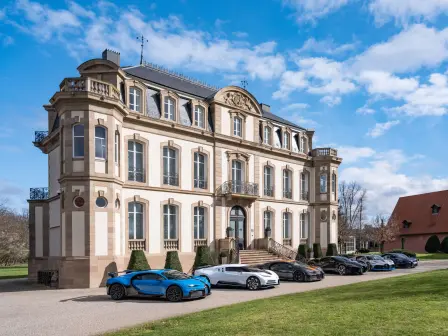 La Chiron Pur Sport, la Centodieci, la Chiron Super Sport 300+, La Voiture Noire, la Divo et la Chiron Sport ont pris place devant le Château St. Jean à Molsheim (de gauche à droite).