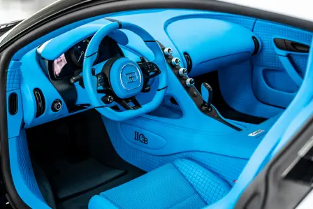 The Light Blue Sport color pays tribute to the famous blue tint of the EB110.