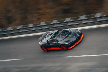 Le 9 novembre 2024, la Bugatti W16 Mistral a établi un nouveau record du monde pour une voiture sans toit avec une vitesse de pointe à 453,91 km/h. 