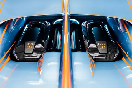 Cet exemplaire personnalisé, dotée d'une peinture « Vagues de Lumière » sur mesure, est le fruit d'une étroite collaboration entre son nouveau propriétaire et l'équipe Sur Mesure de Bugatti, et l'une des premières Chiron Super Sport livrées.