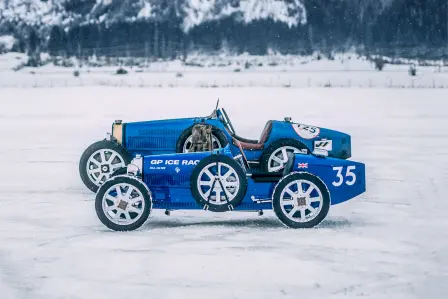 62 ans après la toute première apparition de Bugatti sur la glace, la marque de luxe française participera de nouveau à la course GP Ice Race d'Autriche avec une Bugatti Type 51 et une Bugatti Baby II.