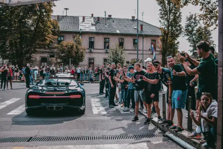 La foule a pu découvrir toute la fureur de l'emblématique moteur 8 litres quadri turbo de Bugatti.